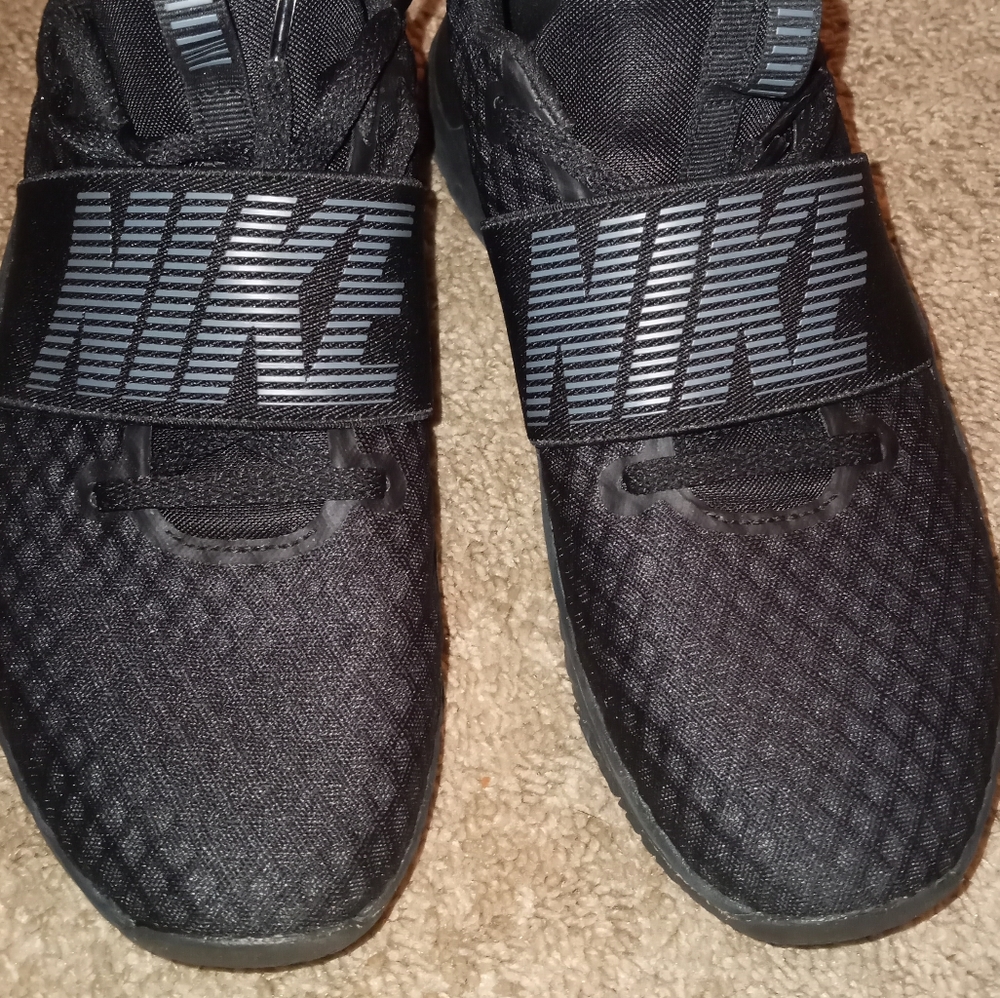 Nike renews size 8 black